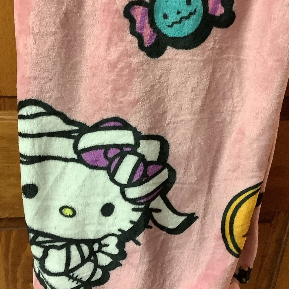 Hello Kitty Halloween Plush Blanket - Picture 4 of 4